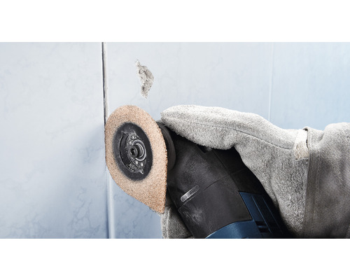 Oscilačný nástroj pri odstraňovaní lepidla na obklady