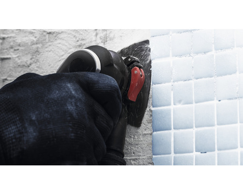 Multifunkčný nástroj používaný na odstraňovanie dlaždíc