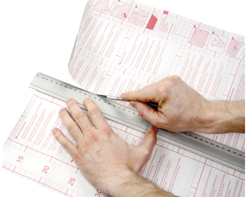 Rezanie samolepiacej fólie nožom a pravítkom