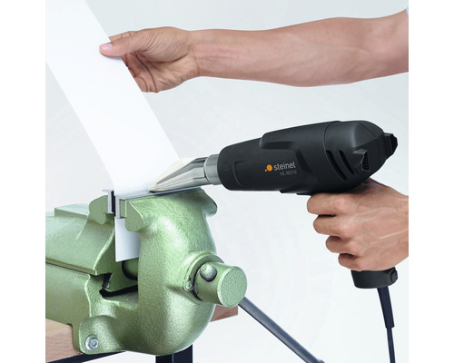 Teplovzdušná pištoľ pri ohrievaní obrobku v zveráku