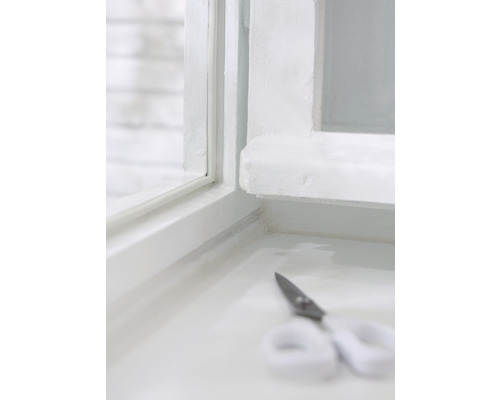 Detail okenného rámu s tesniacou páskou a nožnicami