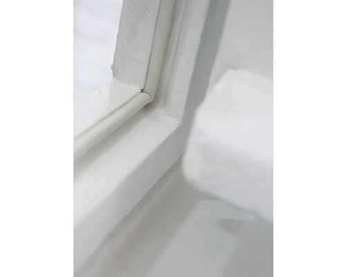 Detailný záber rámu okna s tesniacim profilom