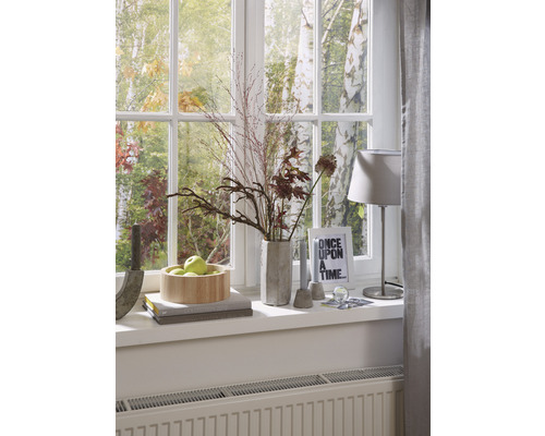 Dekoratívny okenný priestor s vázou, lampou a doplnkami