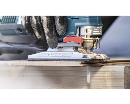 Priamočiara píla Bosch v prevádzke pri rezaní dreva