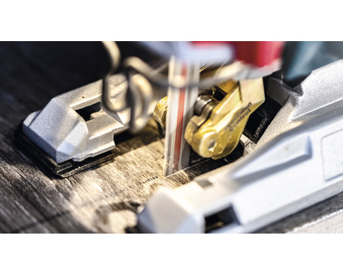 Detailný pohľad na priamočiaru pílu pri rezaní dreva