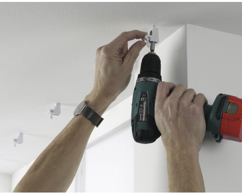 Montáž záclonovej lišty pomocou akumulátorového skrutkovača k stropu.