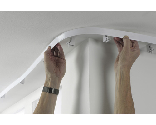 Inštalácia flexibilnej záclonovej tyče na strop