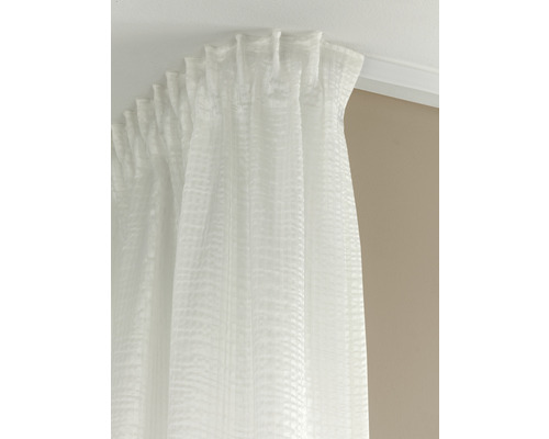 Biely záves so sťahovacou páskou.