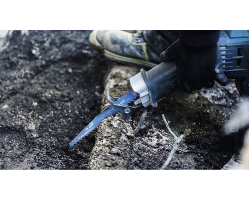 Osoba používa chvostovú pílu na rezanie dreva.