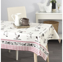 Stôl s obrusom s motívmi kurčiat a bordúrou so vzorom kohútej stopy.