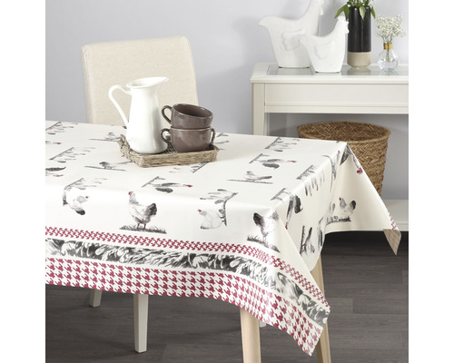 Stôl s obrusom s motívmi kurčiat a bordúrou so vzorom kohútej stopy.