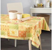 Stôl so žltým obrusom s kvetinovým vzorom