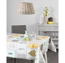 Jedálenský stôl s potiahnutým obrusom s geometrickými a tematickými vzormi