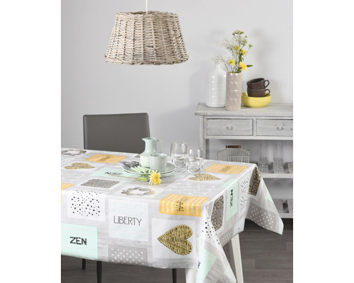 Jedálenský stôl s potiahnutým obrusom s geometrickými a tematickými vzormi