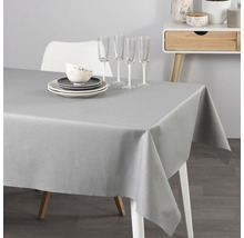 Sivý obrus na stole s riadom a pohármi.