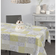 Stolová scéna s obdĺžnikovým obrusom v patchworkovom dizajne na jedálenskom stole