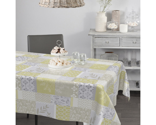 Stolová scéna s obdĺžnikovým obrusom v patchworkovom dizajne na jedálenskom stole