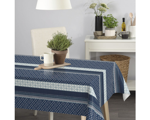 Stolová scéna s modrým vzorovaným obrusom na jedálenskom stole