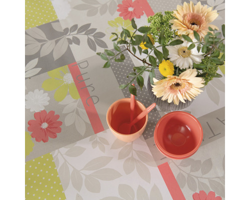 Obrus s kvetinovým vzorom, váza a misky