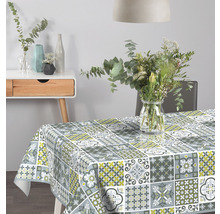 Stôl s patchworkovým obrusom v jedálni