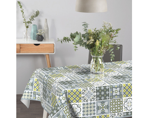 Stôl s patchworkovým obrusom v jedálni