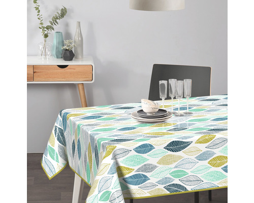 Stôl so vzorovaným obrusom a riadom