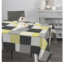 Stôl s patchworkovým obrusom s geometrickými vzormi