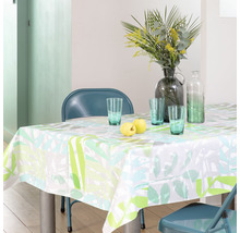 Jedálenský stôl s obrusom s motívom listov, pohármi a jablkami