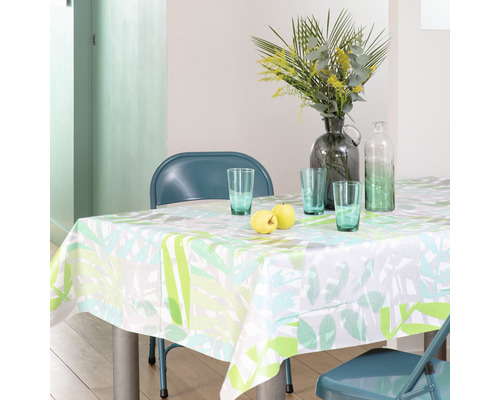 Jedálenský stôl s obrusom s motívom listov, pohármi a jablkami