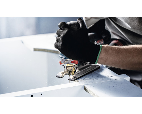 Osoba reže obrobok priamočiarou pílou. Logo Bosch.