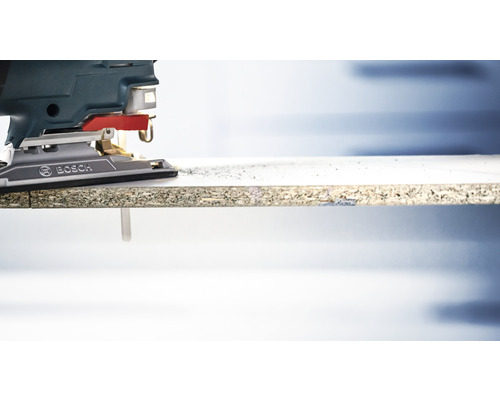 Priamočiara píla pri rezaní drevenej dosky