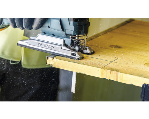 Priamočiara píla Bosch reže drevo