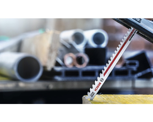 Logo Bosch. Pílový list priamočiarej píly reže drevo.