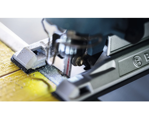 Detailný záber na priamočiaru pílu reznúcu drevo s logom Bosch