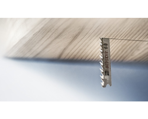 Priamočiara píla reže drevo