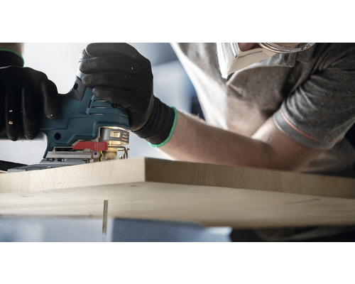 Priamočiara píla sa používa na rezanie kusa dreva.