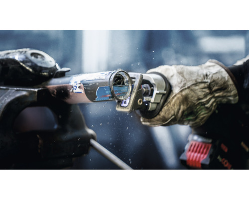 Rúrka upnutá vo zveráku je rezaná mečovou pílou