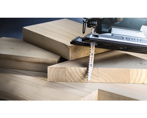 Priamočiara píla s pílovým listom a drevom