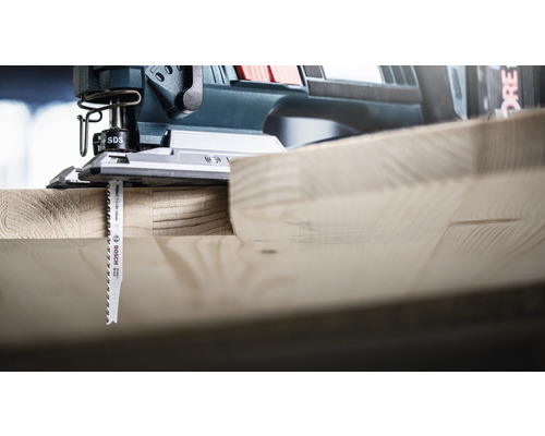 Priamočiara píla s orbitálnym pohybom reže kus dreva pílovým listom Bosch