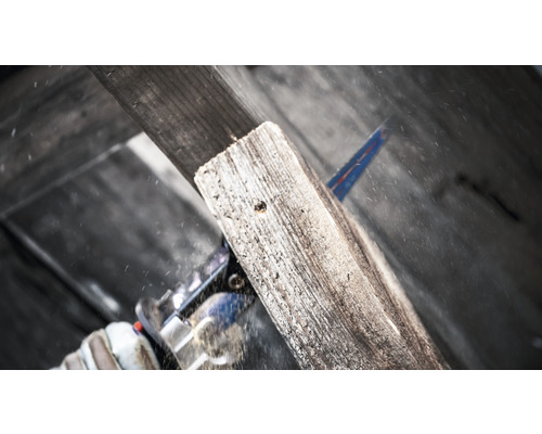 Ručná píla reže drevenú dosku