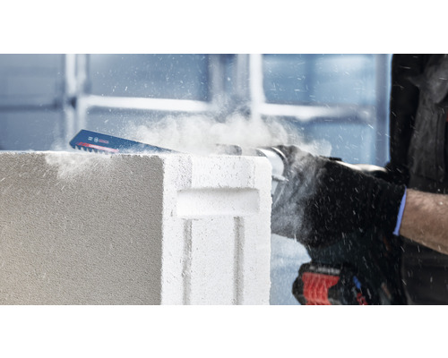 Chvostová píla reže pórobetónovú tvárnicu.