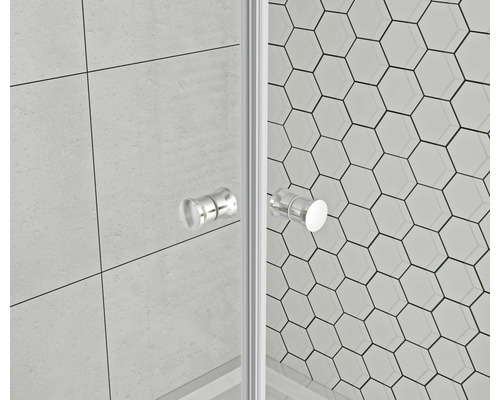 Detailný záber sprchovacieho kúta so sklenenými stenami a držadlami na pozadí šesťuholníkových dlaždíc