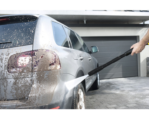 Čistenie znečisteného auta vysokotlakovým čističom.