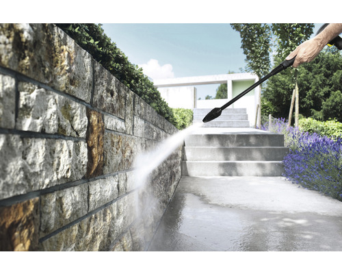 Vysokotlakový čistič sa používa na čistenie kamenného múru a chodníka.