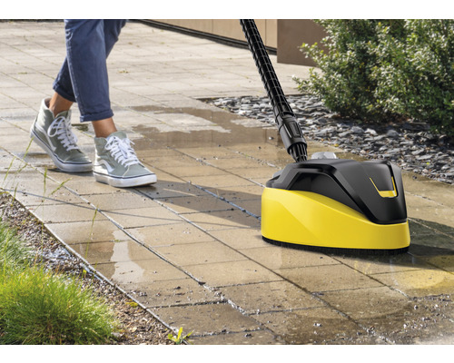 Plošný čistič Kärcher používaný na terase
