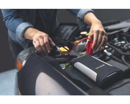 Žena štartuje autobatériu pomocou štartovacej powerbanky