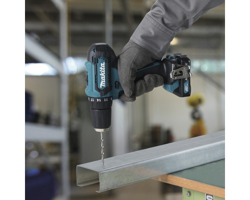 Akumulátorový vŕtací skrutkovač Makita vŕta do kovového profilu.