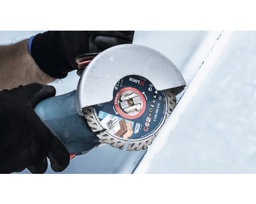 Osoba reže obrobok uhlovou brúskou s diamantovým rezným kotúčom