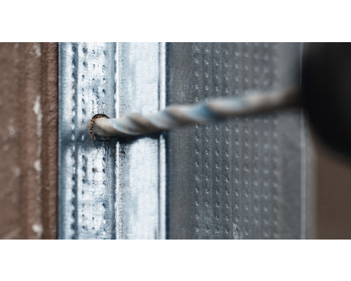 Vrták vŕta cez kovový profil