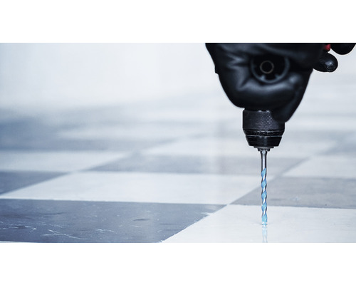 Vŕtačka vŕta otvor do dlaždice